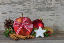 Roter Weihnachtsapfel mit Zimtstern und Weihnachtsdeko von Alex Winter