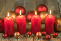 Four red Advent candles with xmas decoration von Alex Winter