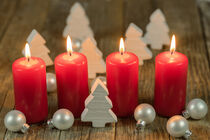  Vier rote Adventskerzen mit Weihnachtsdekoration von Alex Winter