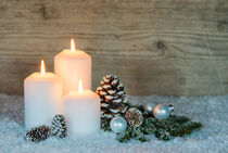 Advent oder Weihnachten Kerzen mit Weihnachtsdekoration von Alex Winter