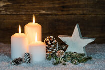 White Christmas candles with xmas decoration by Alex Winter