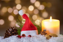 Weihnachtsdekoration mit Kerze für Weihnachten oder Advent by Alex Winter
