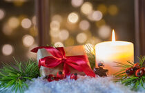 Advent oder Weihnachten Kerze mit Weihnachtsgeschenk by Alex Winter