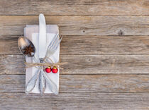 Tischgedeck mit Silberbesteck und Serviette auf Holz-Tisch für Weihnachten oder Advent by Alex Winter