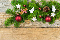 Klassische Weihnachtsdeko mit Tannenzweigen und Weihnachtsschmuck auf altem Holz von Alex Winter