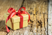Weihnachtsgeschenk Geschenkbox mit roter Schleife von Alex Winter