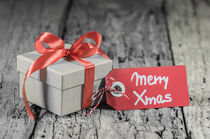 Weihnachten Geschenk mit Schleife und Grußkarte Merry Xmas
