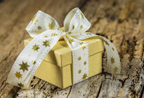 Christmas gift box with ribbon bow with golden xmas stars von Alex Winter