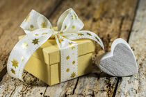 Weihnachtsgeschenk Geschenkbox mit Schleife und Herz
