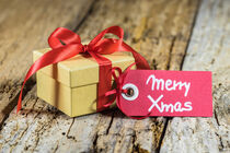 Weihnachten Geschenk mit Schleife und Grußkarte Merry Xmas