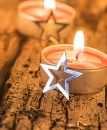 Burning xmas candles with christmas stars decoration von Alex Winter