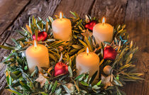 Adventskranz aus Olivenzweigen mit roten Herzen und goldenen Sternen, vierter Advent von Alex Winter