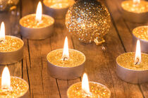 Christmas candles with xmas decoration von Alex Winter