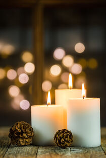 Advent oder Weihnachten Kerzen mit Weihnachtsdekoration by Alex Winter