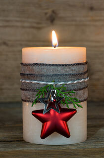 Advent oder Weihnachten Kerze mit Weihnachtsdekoration by Alex Winter