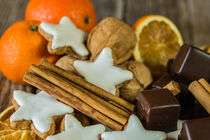 Weihnachtsdekoration, Zimtsterne, Schokolade, Orangen und weihnachtliche Gewürze von Alex Winter