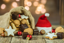Nikolaussack mit Nüssen, Schokolade und Weihnachtsplätzchen von Alex Winter