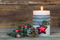 Weihnachten oder Advent Kerze mit Weihnachtsdekoration by Alex Winter