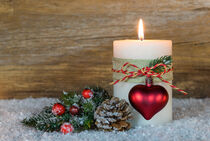 Weihnachtsdekoration mit Kerze für Weihnachten oder Advent von Alex Winter