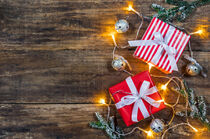 Traditionelle Weihnachtsdekoration mit Tannengrün, Weihnachtsgeschenke und Weihnachtsschmuck auf Holzhintergrund von Alex Winter