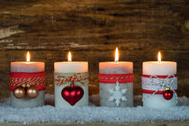 Vierter Advent, Kerzen mit Weihnachtsdekoration im Schnee von Alex Winter