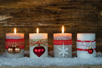 Dritter Advent, Kerzen mit Weihnachtsdekoration im Schnee by Alex Winter