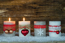 Zweiter Advent, Kerzen mit Weihnachtsdekoration im Schnee by Alex Winter