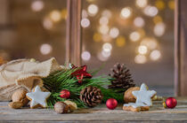 Weihnachtsdekoration mit Nikolaussack und Lichter im Hintergrund by Alex Winter
