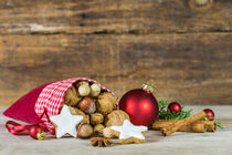 Nikolaussack mit Nüssen, Schokolade und Weihnachtsplätzchen