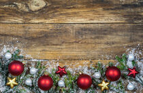 Traditionelle Weihnachtsdekoration mit Tannengrün und Weihnachtsschmuck auf Holzhintergrund von Alex Winter