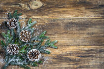 Weihnachtsdekoration mit Tannengrün und Tannenzapfen auf Holzhintergrund by Alex Winter