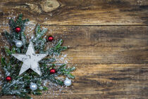 Weihnachtsdekoration aus Tannenzweigen und Weihnachtsschmuck auf Holz von Alex Winter