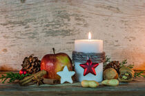 Stimmungsvolle Weihnachtsdekoration mit Kerze, Nüssen und Apfel für Weihnachten oder Advent von Alex Winter