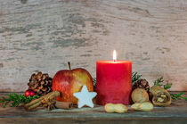Red Christmas candle with xmas decoration von Alex Winter
