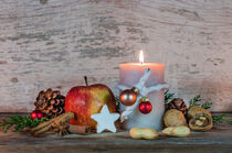 Weihnachten oder Advent Kerze mit Weihnachtsdekoration von Alex Winter
