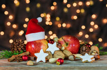 Weihnachtsdeko Plätzchen, Nüsse, Weihnachtsapfel mit Nikolausmütze und Lichter von Alex Winter