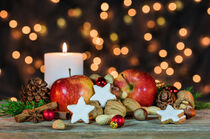 Weihnachtsdekoration mit Kerze, Lichtern, Äpfeln, Plätzchen und Nüssen by Alex Winter
