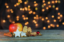 Weihnachtsapfel mit Zimtsternen und Lichter Hintergrund von Alex Winter