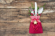 Tischdekoration mit Besteck für Weihnachtsessen oder Weihnachtsfeier im Advent oder Weihnachten von Alex Winter