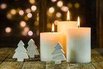 Drei weiße Kerzen mit Weihnachtsdekoration für Advent oder Weihnachten  by Alex Winter