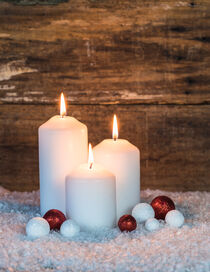 Weihnachtskarte mit drei weißen Kerzen und Weihnachtsdeko im Schnee by Alex Winter