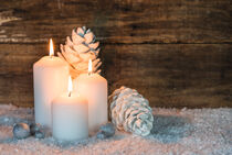 Drei weiße Kerzen zum 3. Advent oder Weihnachten mit Weihnachtsdeko im Schnee von Alex Winter