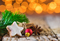 Xmas decoration with christmas cookie and lights background for a xmas greeting card von Alex Winter