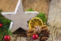 Weißer Stern aus Holz mit Weihnachtsdekoration als Grußkarte für Weihnachten by Alex Winter