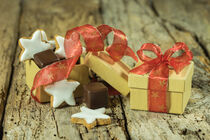 Weihnachtsgeschenk mit Schokolade und Weihnachtsplätzchen von Alex Winter
