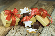 Weihnachtsgeschenk mit Plätzchen und Schokolade zu Weihnachten by Alex Winter