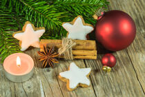 Weihnachtsdekoration mit Plätzchen, weihnachtlichen Gewürzen, Teelicht und Weihnachtskugeln von Alex Winter