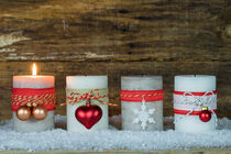 Erster Advent, Kerzen mit Weihnachtsdekoration im Schnee by Alex Winter