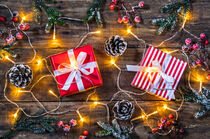 Weihnachtsgeschenke mit natürlicher Weihnachtsdeko und Lichtern by Alex Winter