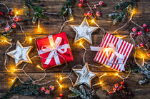 Weihnachtsgeschenke mit Sternen, Lichtern und Weihnachtsdekoration von Alex Winter